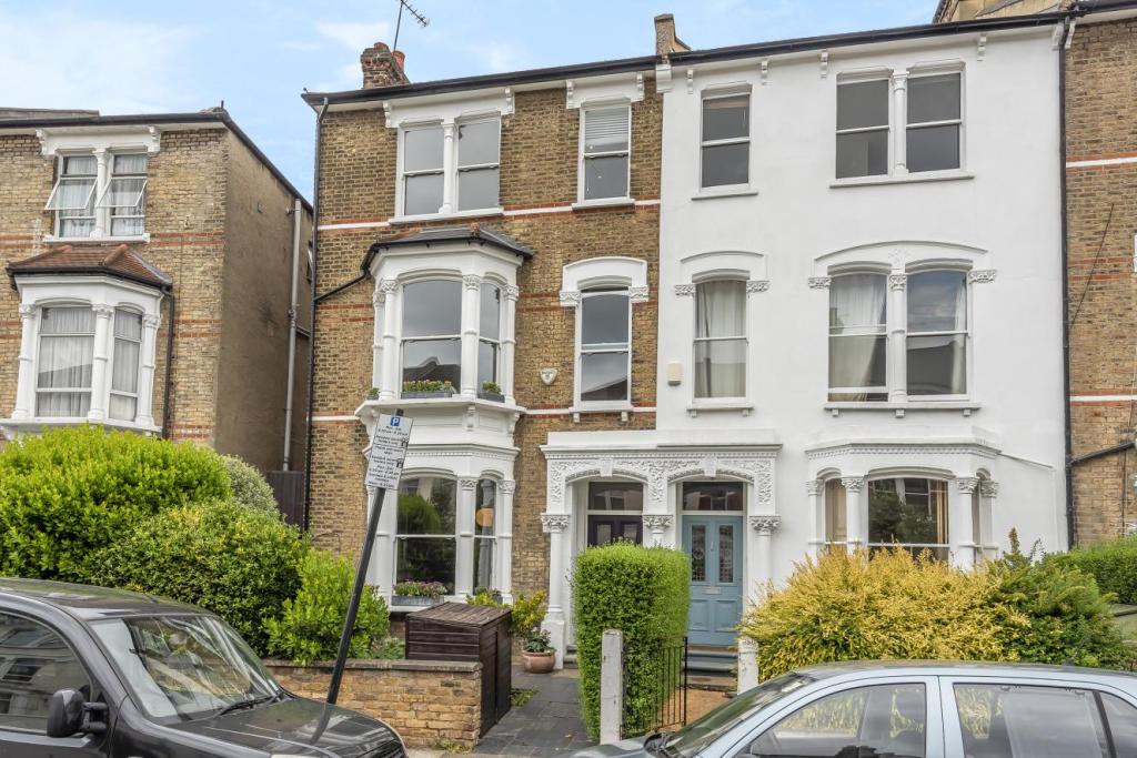 5 bedroom end of terrace house for sale in Connaught Road, Stroud Green, N4