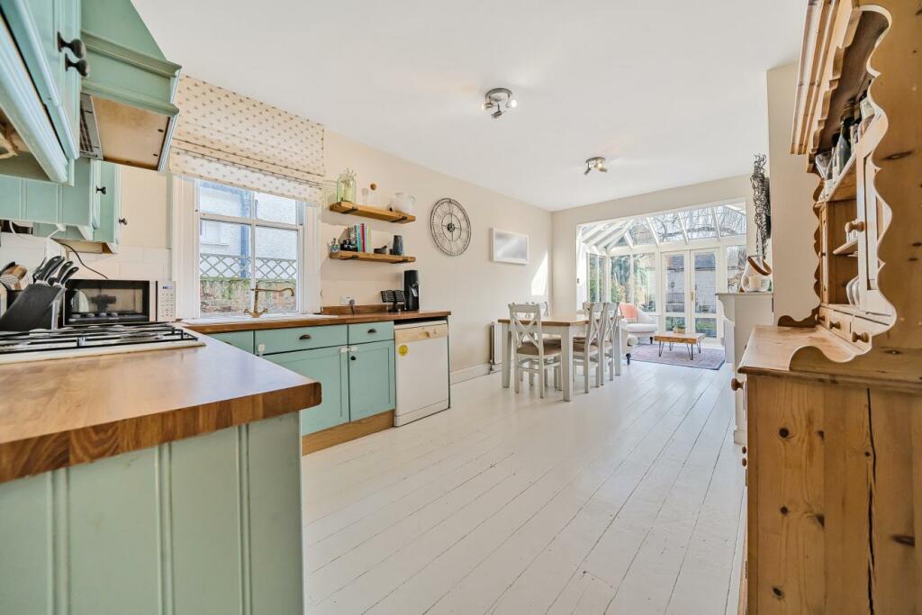 2 bedroom flat for sale in Lydden Grove, Earlsfield, SW18