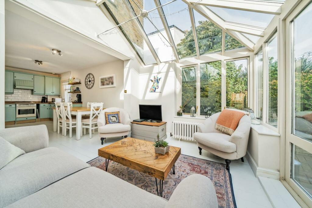 2 bedroom flat for sale in Lydden Grove, Earlsfield, SW18