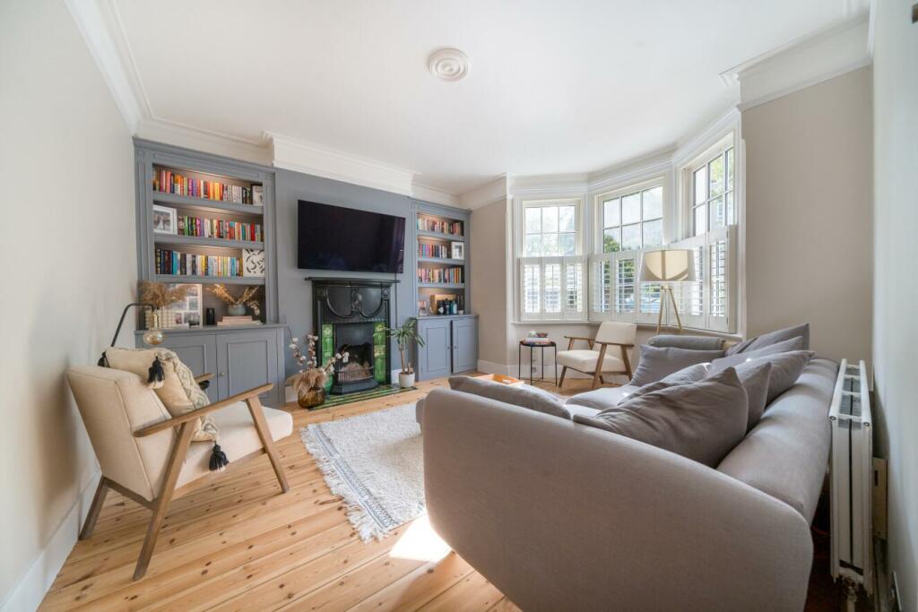 2 bedroom maisonette for sale in Burntwood Lane, Earlsfield, SW17