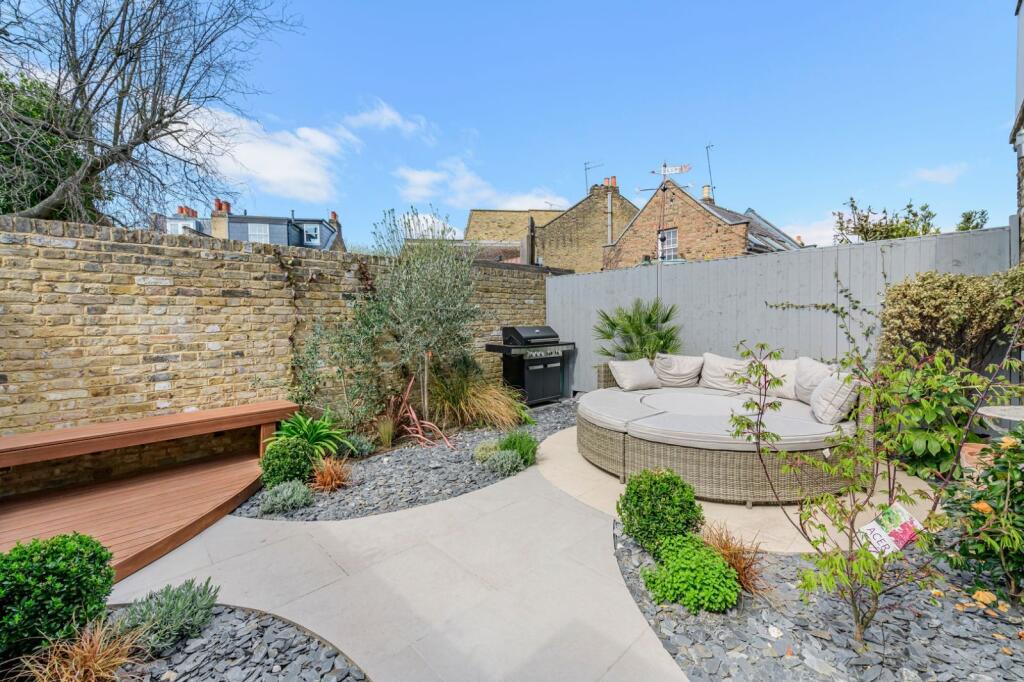 Main image of property: Earlsfield Road, London, SW18