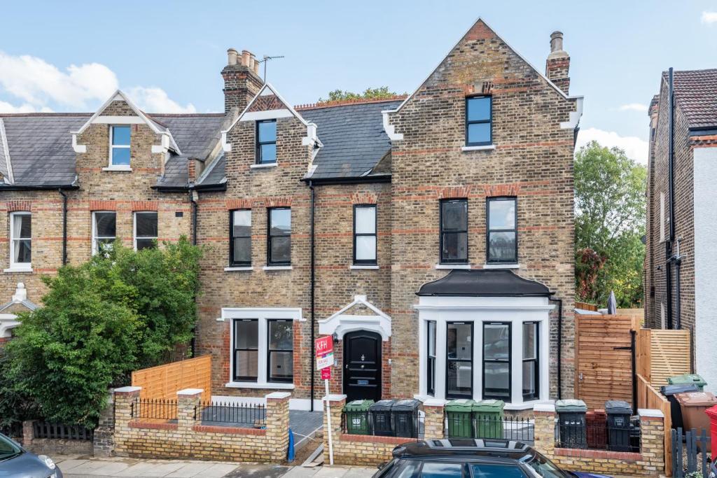 2 bedroom flat for sale in Devonshire Road, Forest Hill, SE23