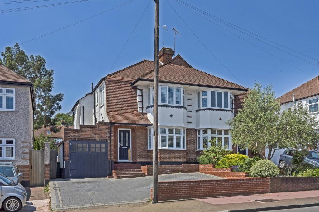 3 bedroom semidetached house for sale in Pickhurst Lane, Hayes, BR2