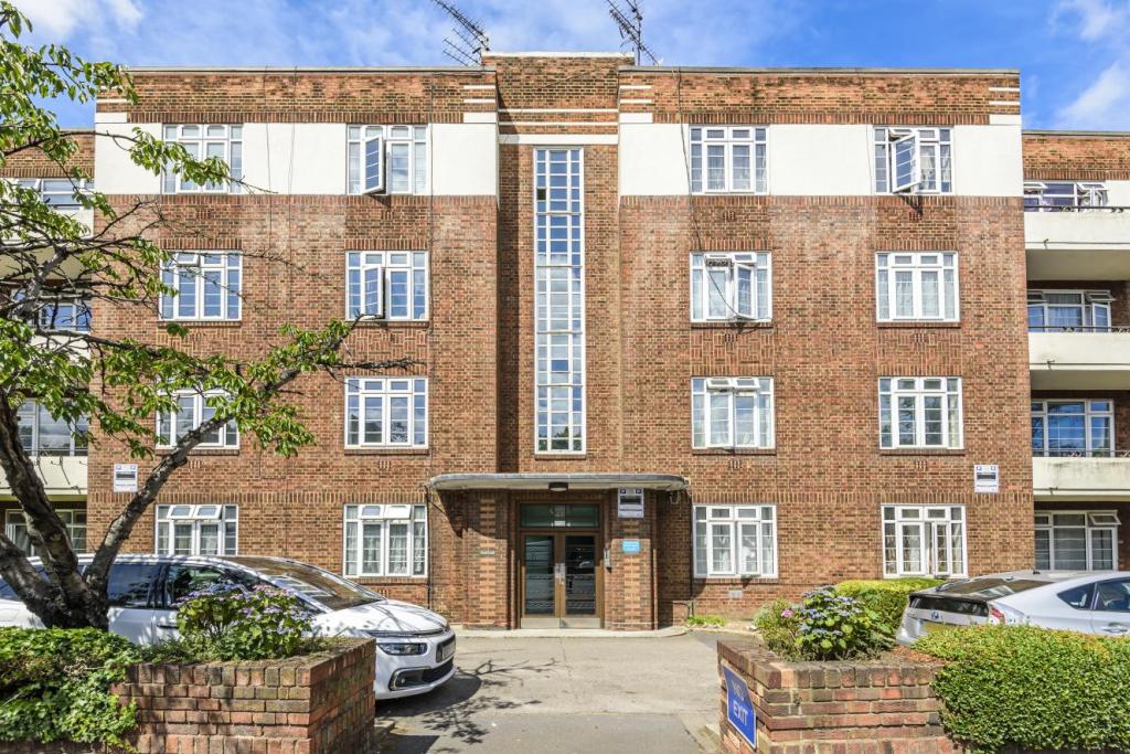 4 bedroom flat for sale in North Circular Road, Golders Green, NW11