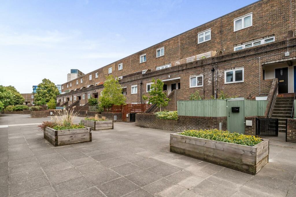 3 bedroom flat for sale in Salisbury Walk, Archway, N19