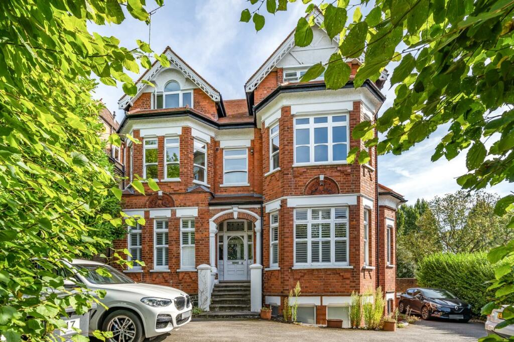 3 bedroom flat for sale in Stanhope Road, Highgate, N6