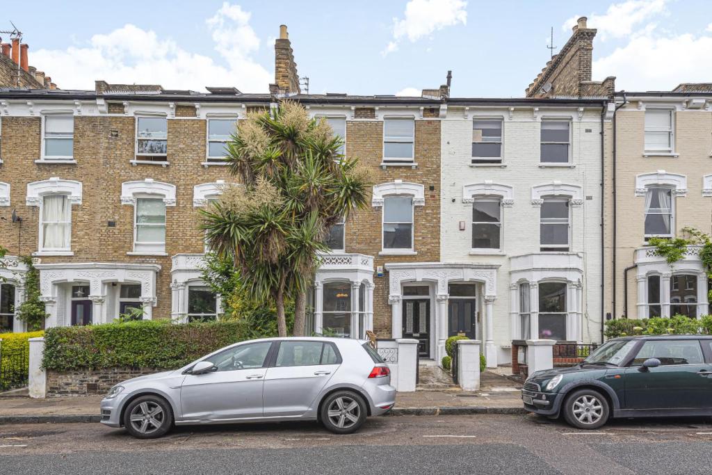 2 bedroom flat for sale in Balfour Road, Highbury, N5