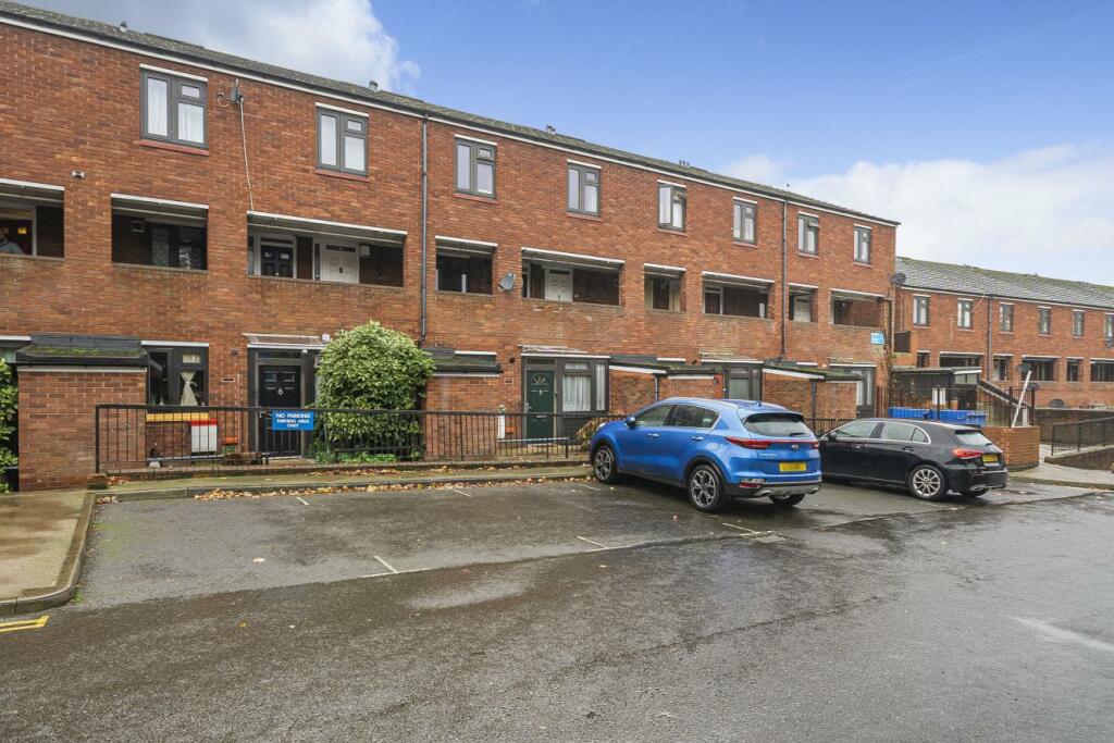 2 bedroom flat for sale in Burnt Ash Hill, Lee, SE12