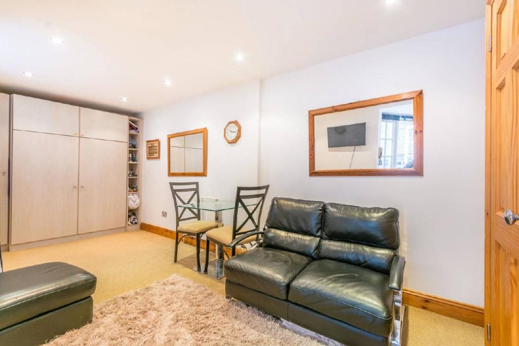 Studio flat for sale in Park Road, London, NW1
