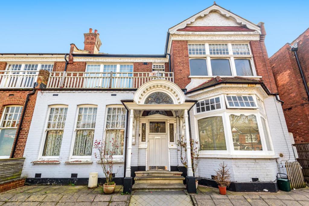 Studio flat for sale in Queens Avenue, Muswell Hilll, N10
