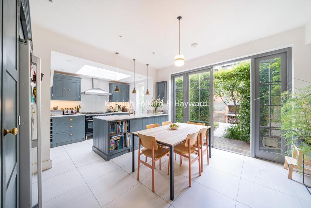 Main image of property: Fortis Green Avenue, Muswell Hill, London, N2
