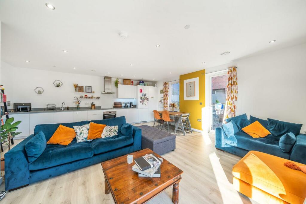 2 bedroom flat for sale in Queens Road, Peckham, SE15