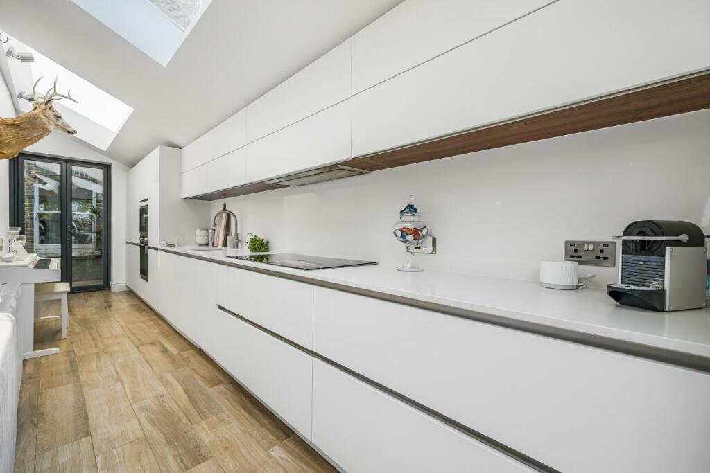 2 bedroom flat for sale in Medfield Street, Putney, SW15