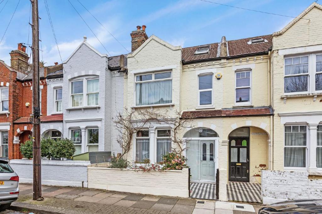 3 bedroom terraced house for sale in Elsenham Street, Southfields, SW18