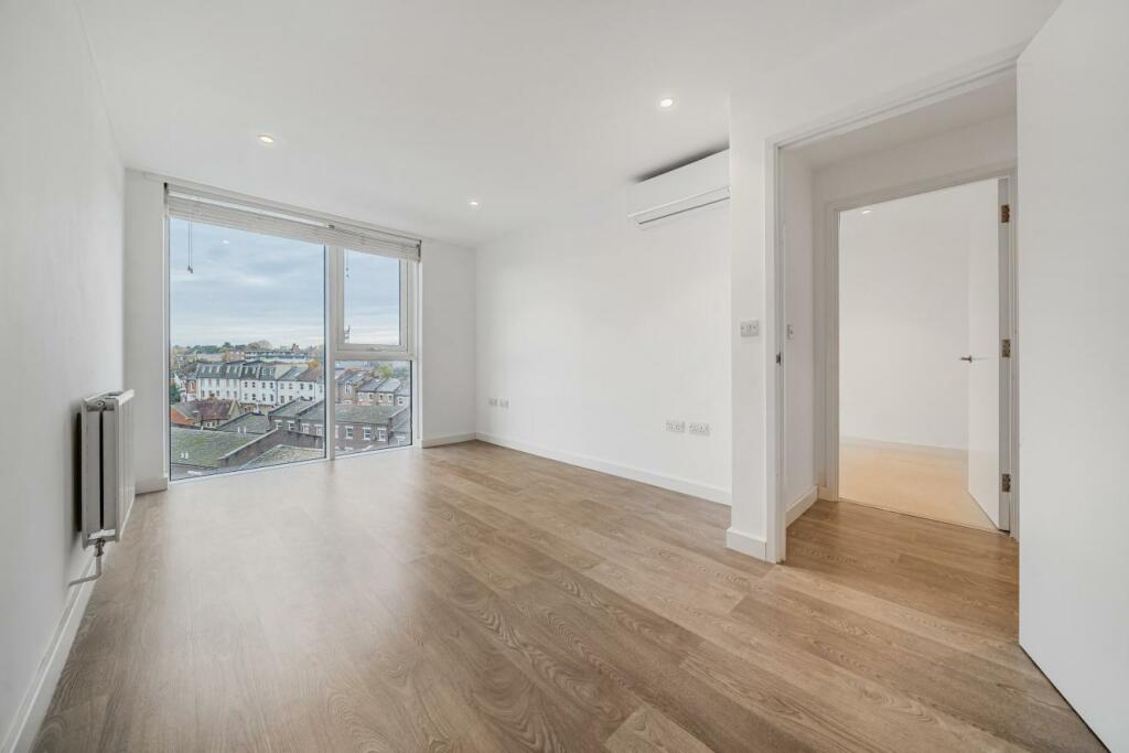 1 bedroom flat for sale in Broomhill Road, Southfields, SW18