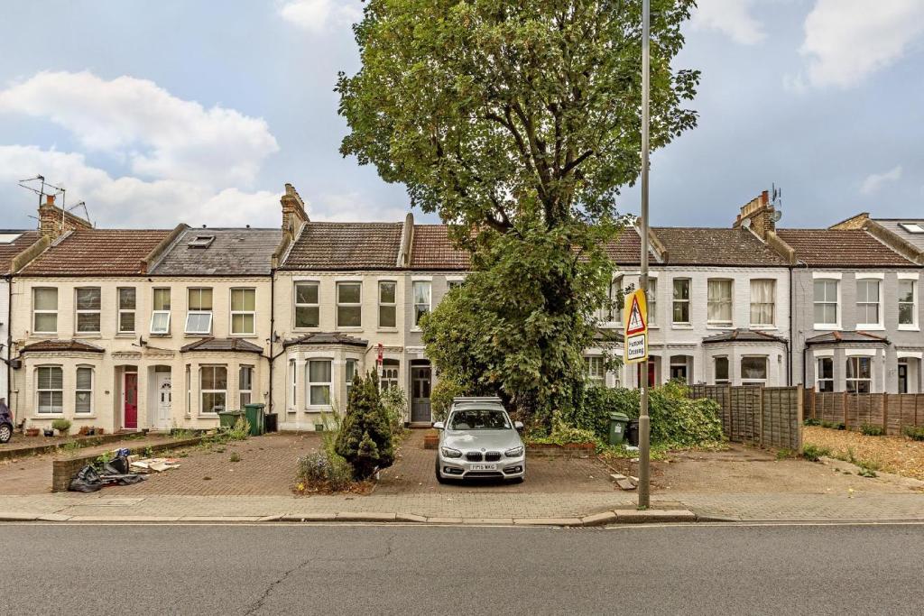 11 bedroom flat for sale in Merton Road, Southfields, SW18