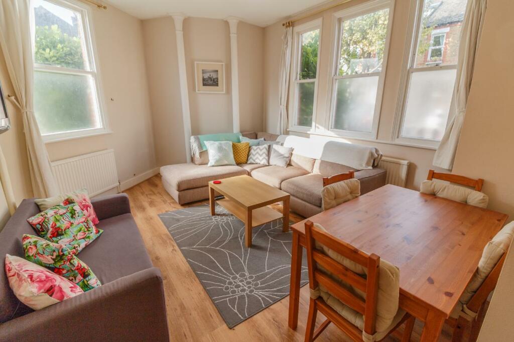 1 bedroom flat for sale in Balvernie Grove, Southfields, SW18