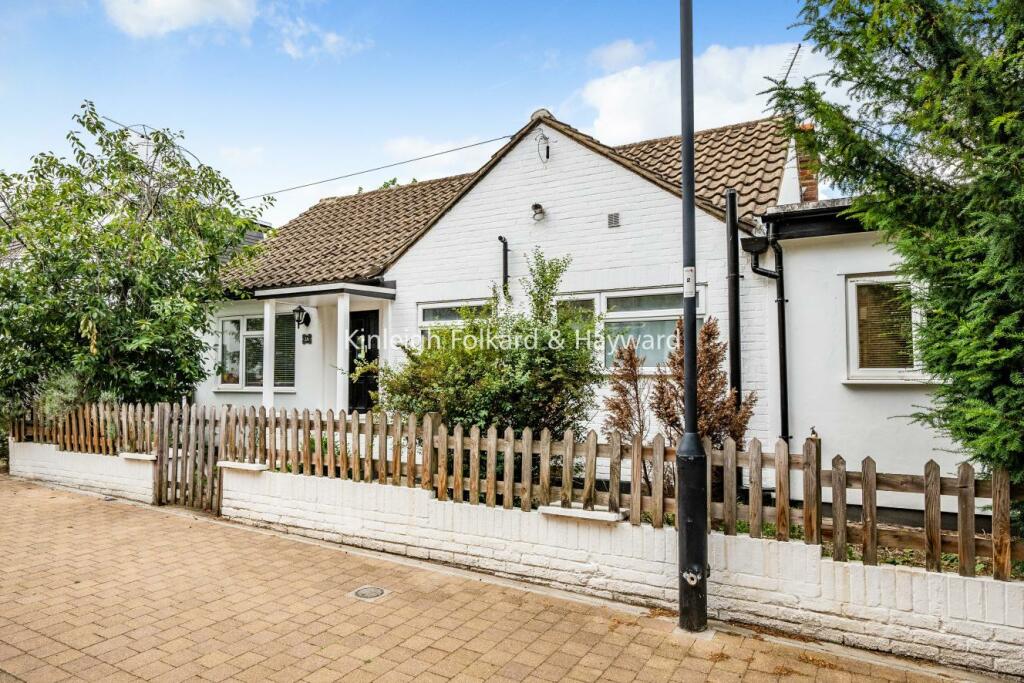 2 bedroom detached house for sale in Lytton Avenue, Palmers Green, N13