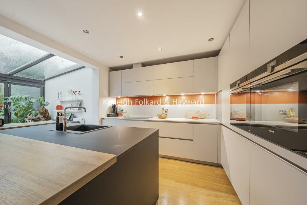 3 bedroom semidetached house for sale in Knoll Drive, Southgate, N14