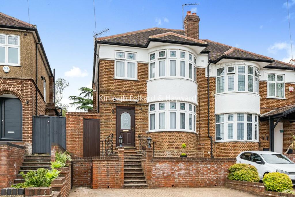 3 bedroom semidetached house for sale in Brookside South, EN4