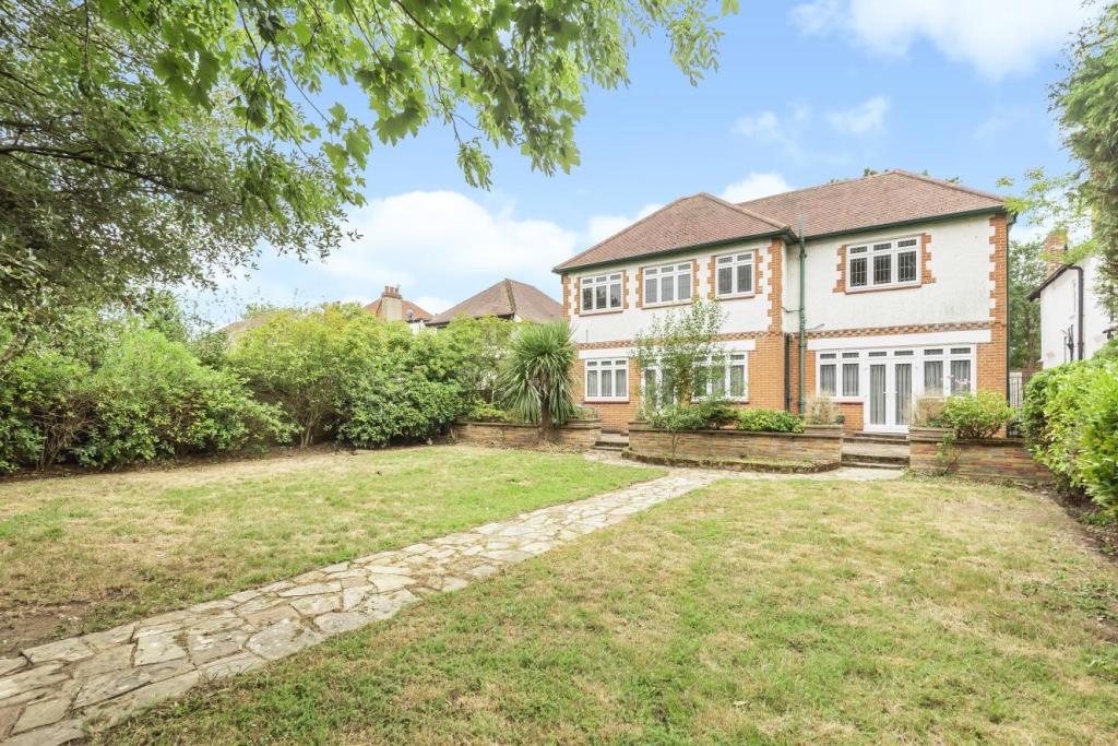 6 bedroom detached house for sale in Chase Side, Southgate, N14