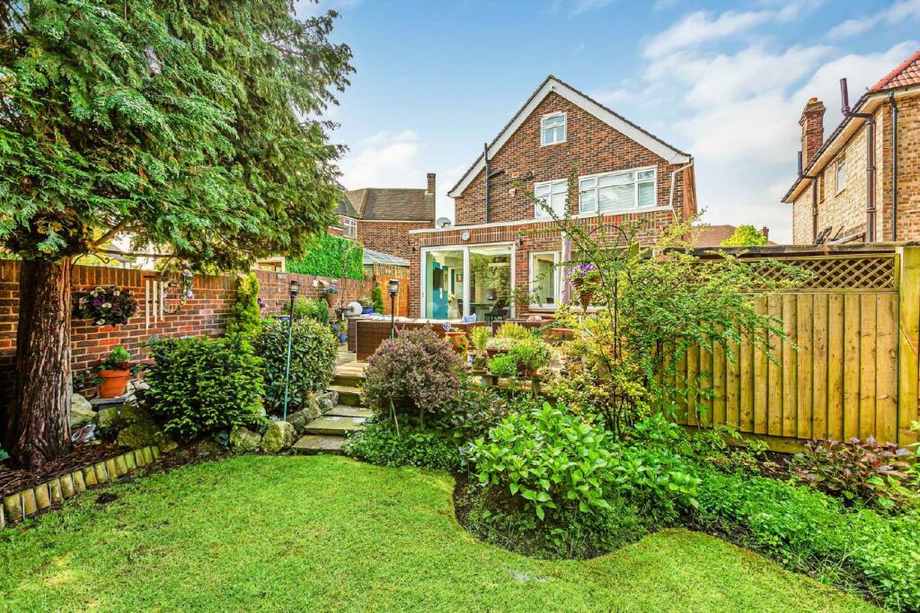 4 bedroom detached house for sale in Valleyfield Road, Streatham, SW16