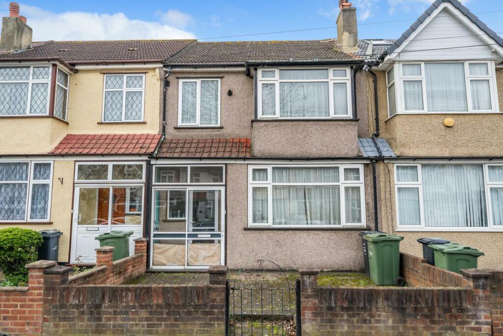 3 bedroom terraced house for sale in Farmhouse Road, Streatham, SW16