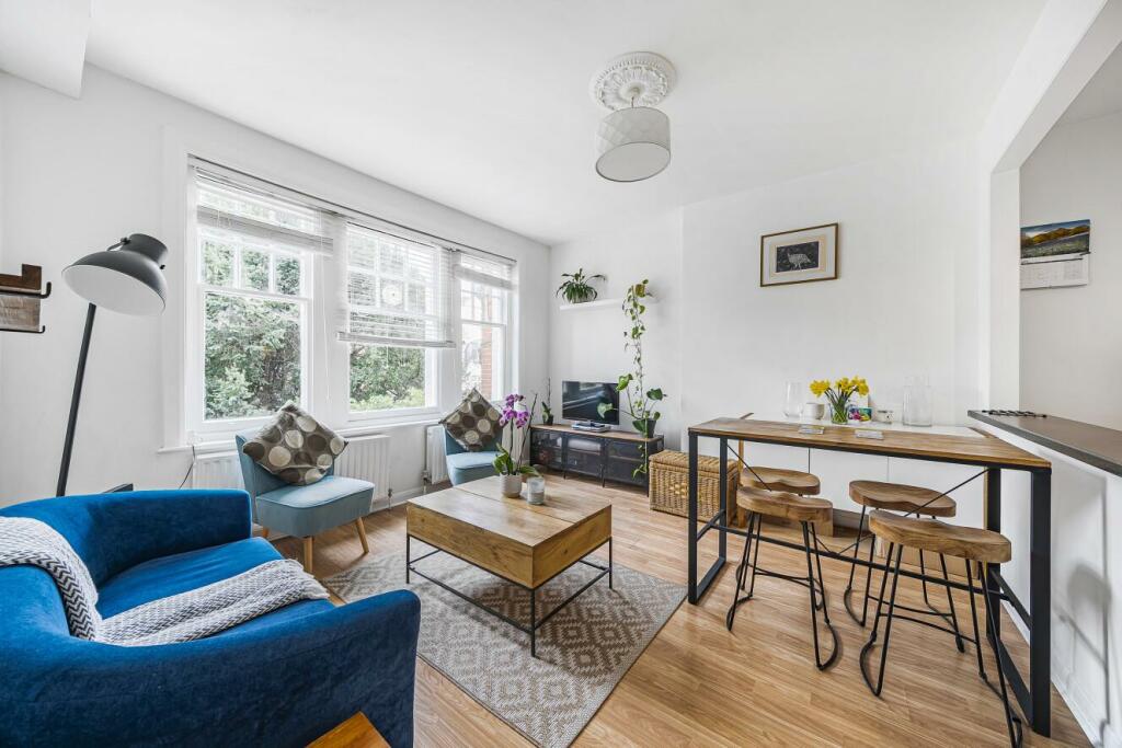 2 bedroom flat for sale in Riggindale Road, Streatham, SW16