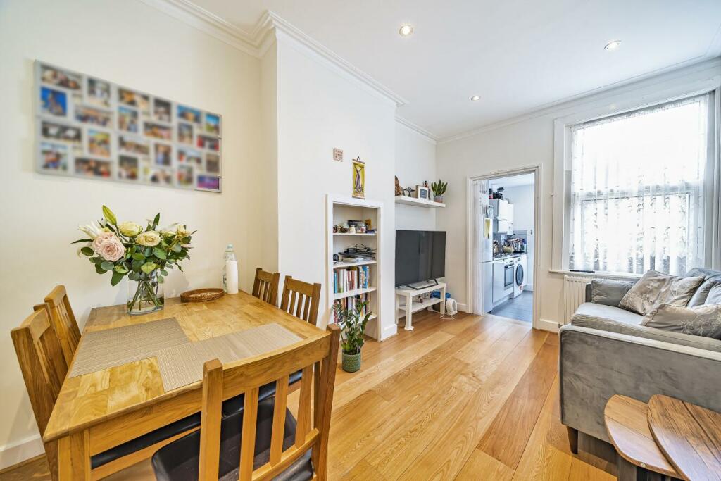 2 bedroom flat for sale in Babington Road, Streatham, SW16