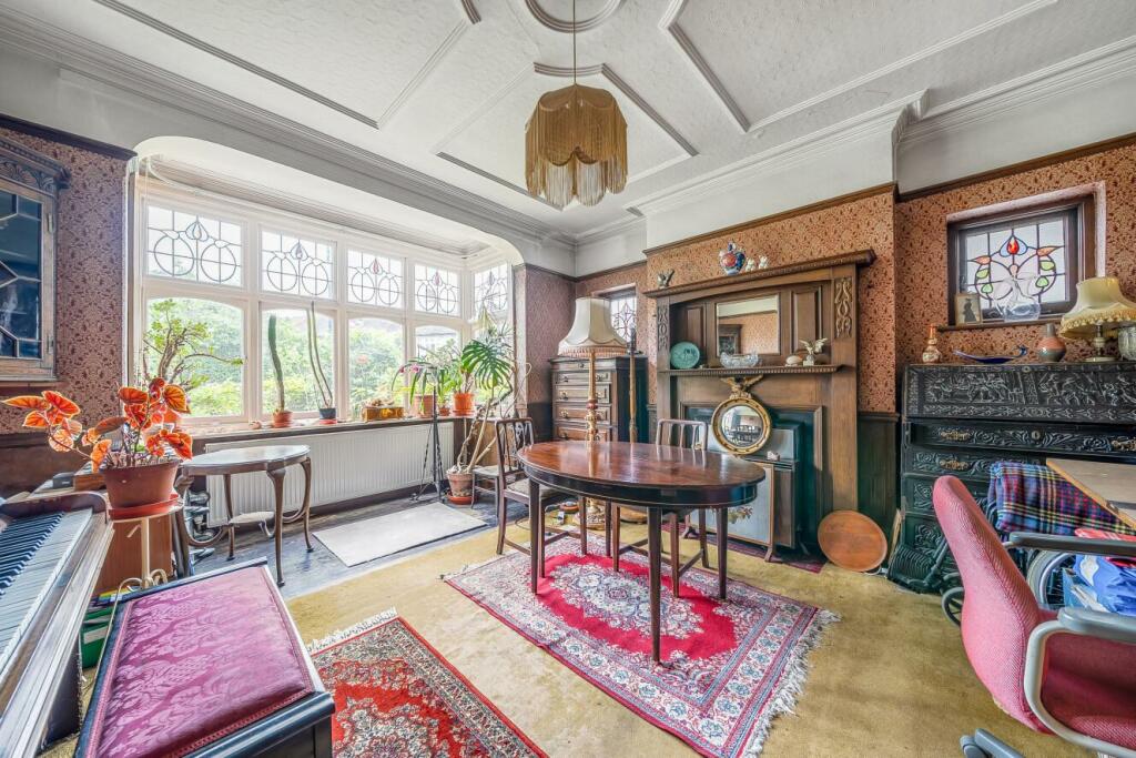 4 bedroom semidetached house for sale in Braxted Park, Streatham, SW16