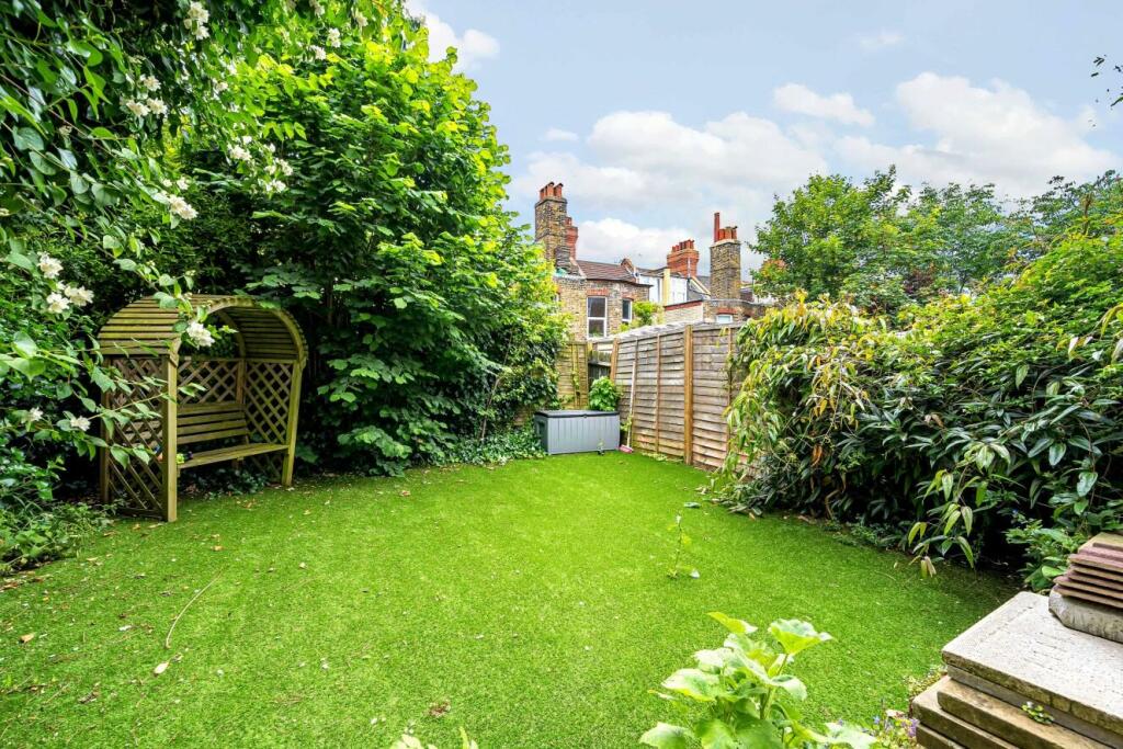 1 bedroom flat for sale in Cricklade Avenue, Streatham Hill, SW2