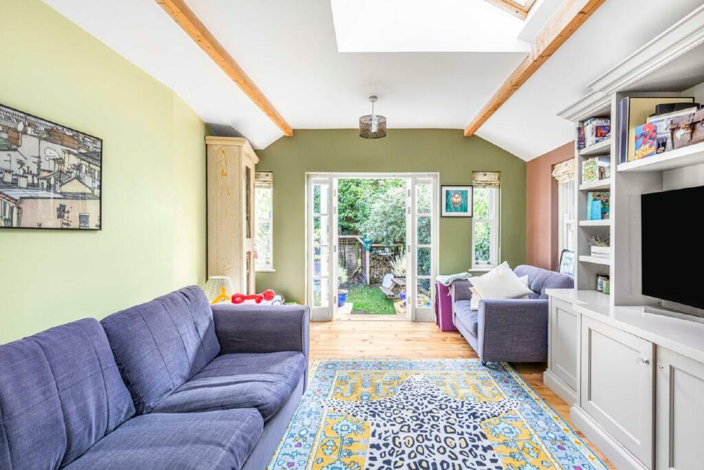3 bedroom flat for sale in Heybridge Avenue, Streatham Common, SW16