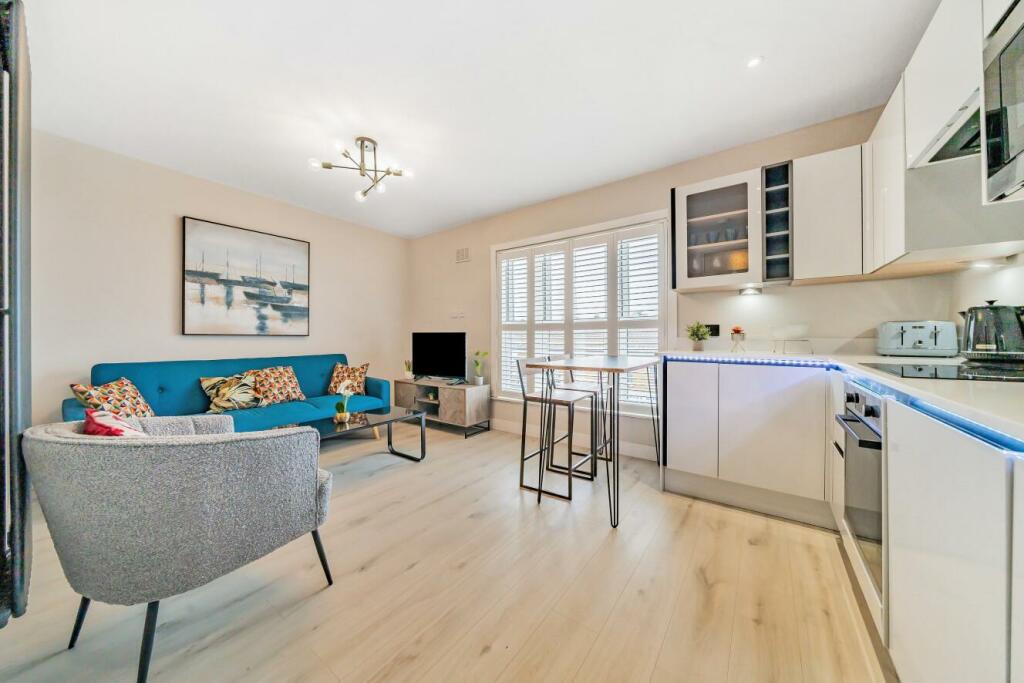 1 bedroom flat for sale in High Street Colliers Wood, Colliers Wood, SW19