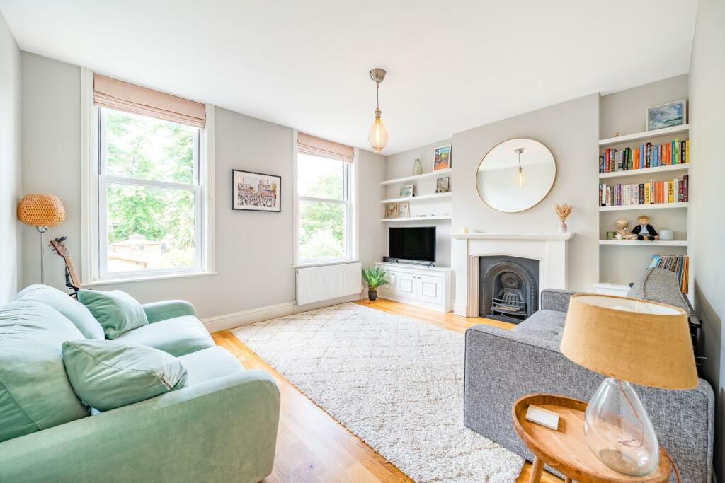 2 bedroom flat for sale in Rosendale Road, West Dulwich, SE21