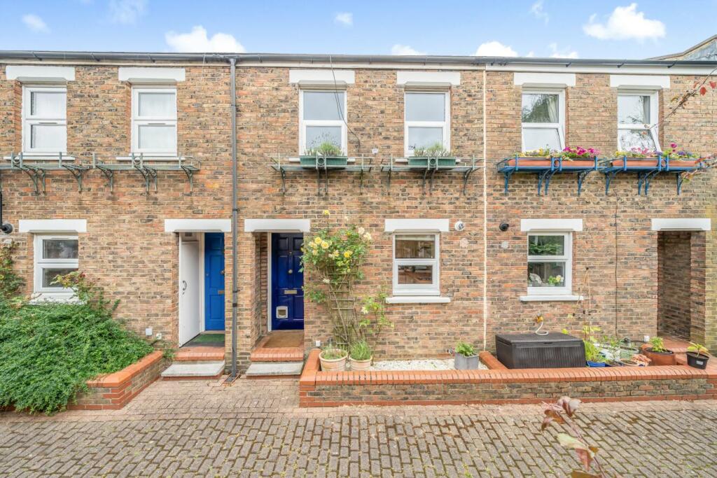 2 bedroom terraced house for sale in Chichester Mews, West Norwood, SE27