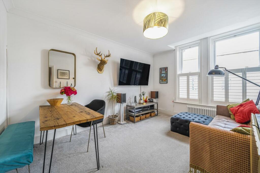 2 bedroom flat for sale in Knights Hill, West Norwood, SE27