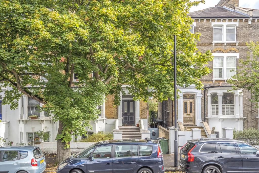2 bedroom flat for sale in Rosendale Road, West Dulwich, SE21