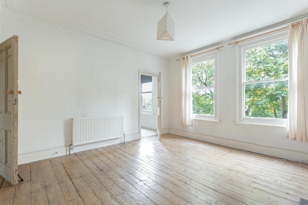 2 bedroom flat for sale in Rosendale Road, West Dulwich, SE21