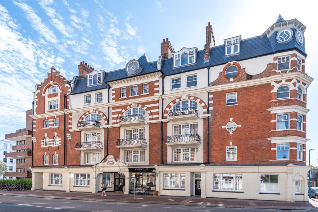 2 bedroom flat for sale in Lower Richmond Road, Putney, SW15