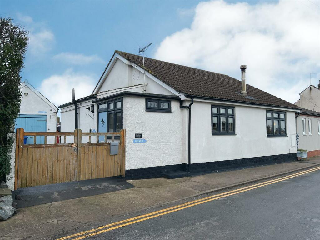 3 bedroom detached bungalow for sale in Cliff Lane, Mappleton, HU18
