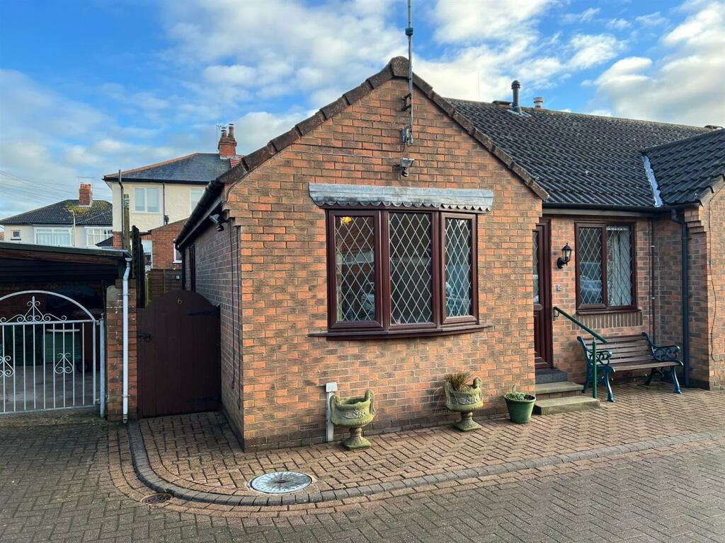 2 bedroom bungalow for sale in Quayles Mews, Southgate, Hornsea, HU18