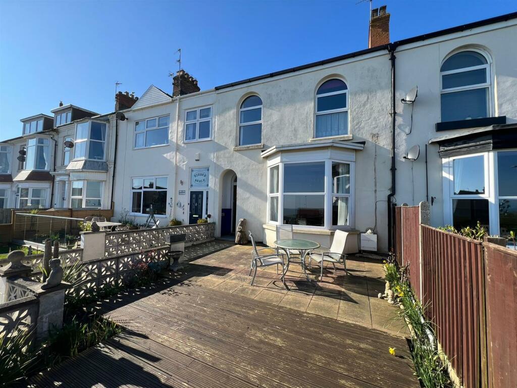 4 bedroom terraced house for sale in Esplanade, Hornsea, HU18