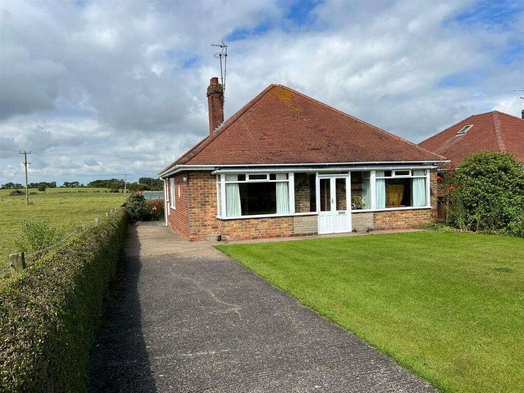 2 bedroom detached bungalow for sale in Hornsea Road, Atwick, Driffield