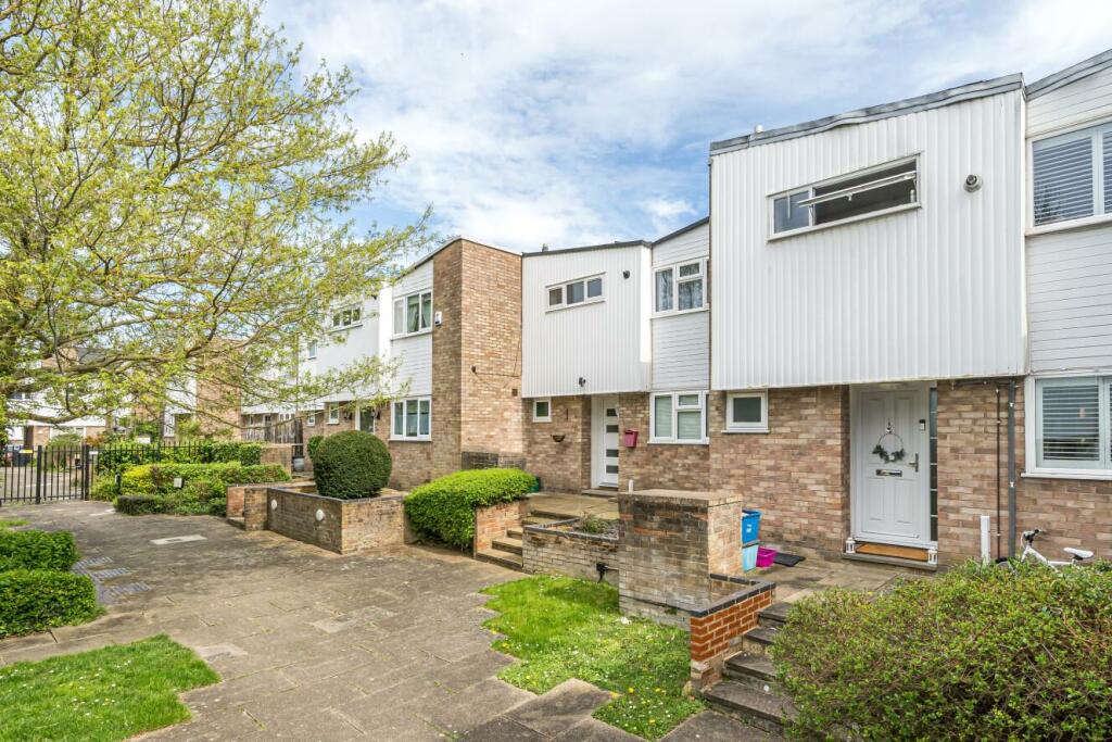 3 bedroom terraced house for sale in Kempton Walk, Croydon, CR0
