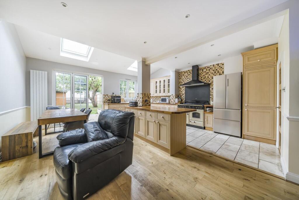 4 bedroom end of terrace house for sale in Pickhurst Rise, West Wickham ...