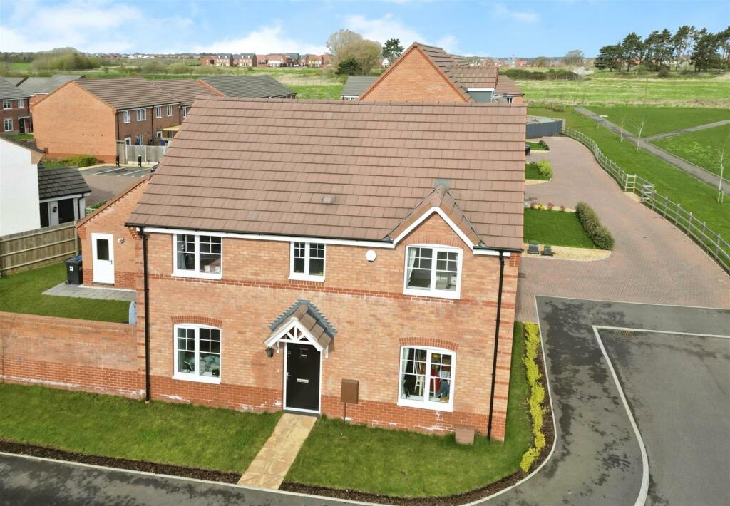 3 bedroom detached house for sale in Felthouse Drive, Tachbrook