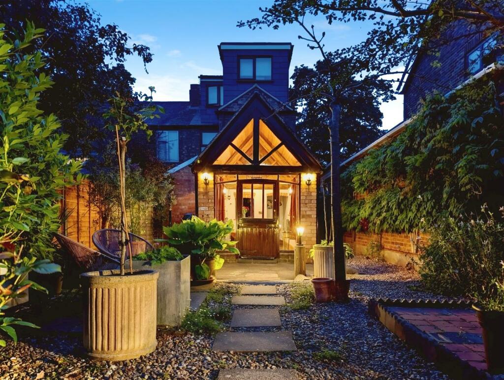 4 bedroom cottage for sale in Offchurch Road, Leamington Spa, CV32