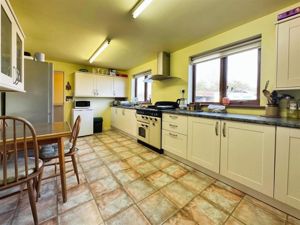 Additional property image - Harbury, Leamington Spa