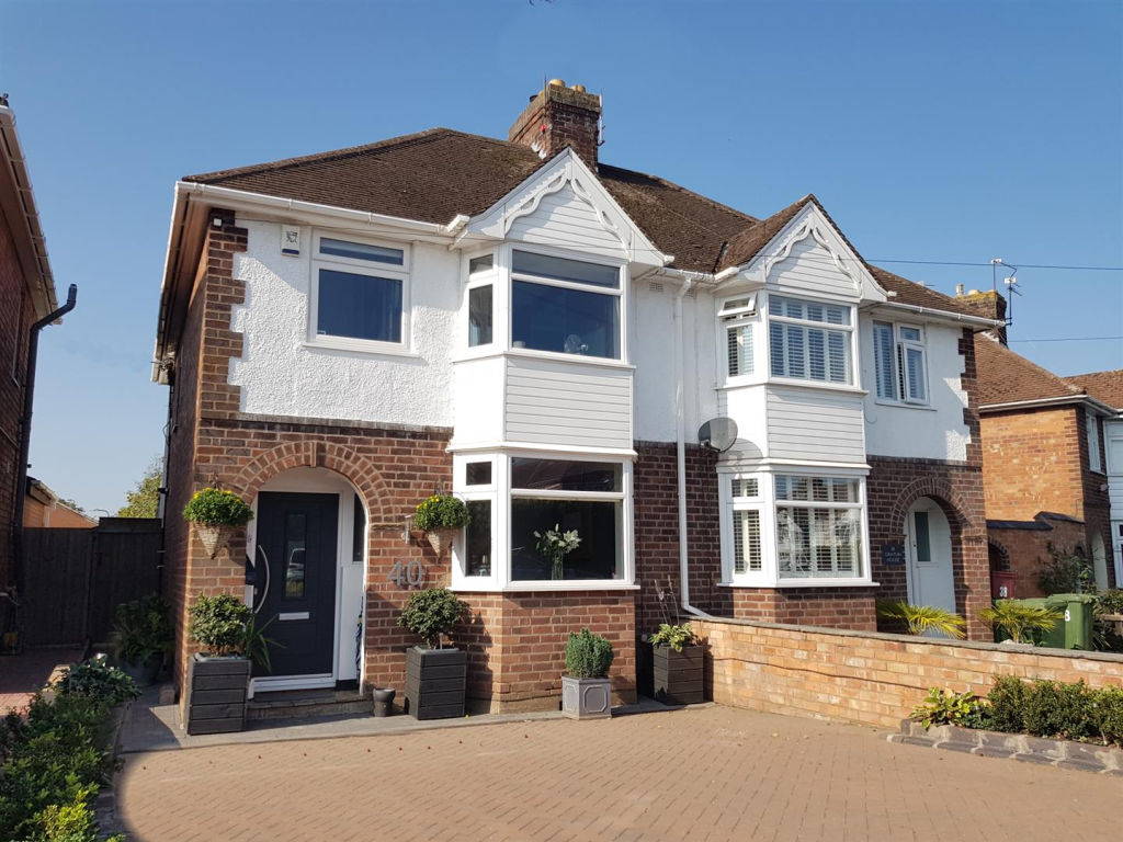 3 bedroom semidetached house for sale in Gresham Avenue, Leamington