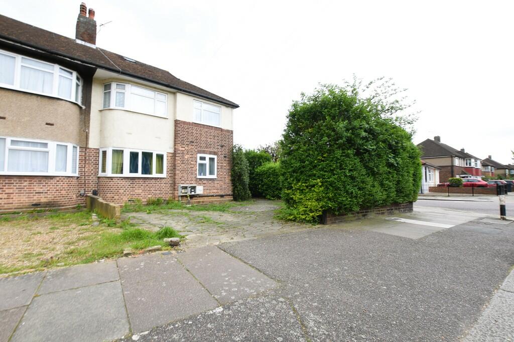 2 bedroom for sale in Lancelot Road, Hainault, IG6